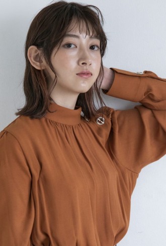 ラフな外ハネから縦落ちウェーブを加えた女っぽい抜け感のあるスタイル