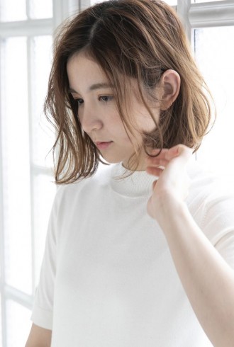 クセ毛カールでハズしを効かせたフレンチボブ