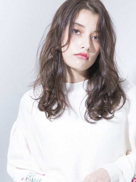 フェイスラインのウェーブとランダムに揺れるウェーブがカジュアル感と大人の女性らしさを感じるヘアスタイルに！
