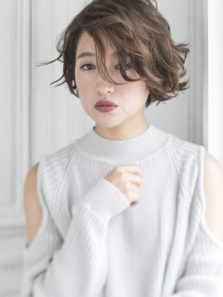 自然体の中にも女性らしさのたっぷりつまったショートスタイル